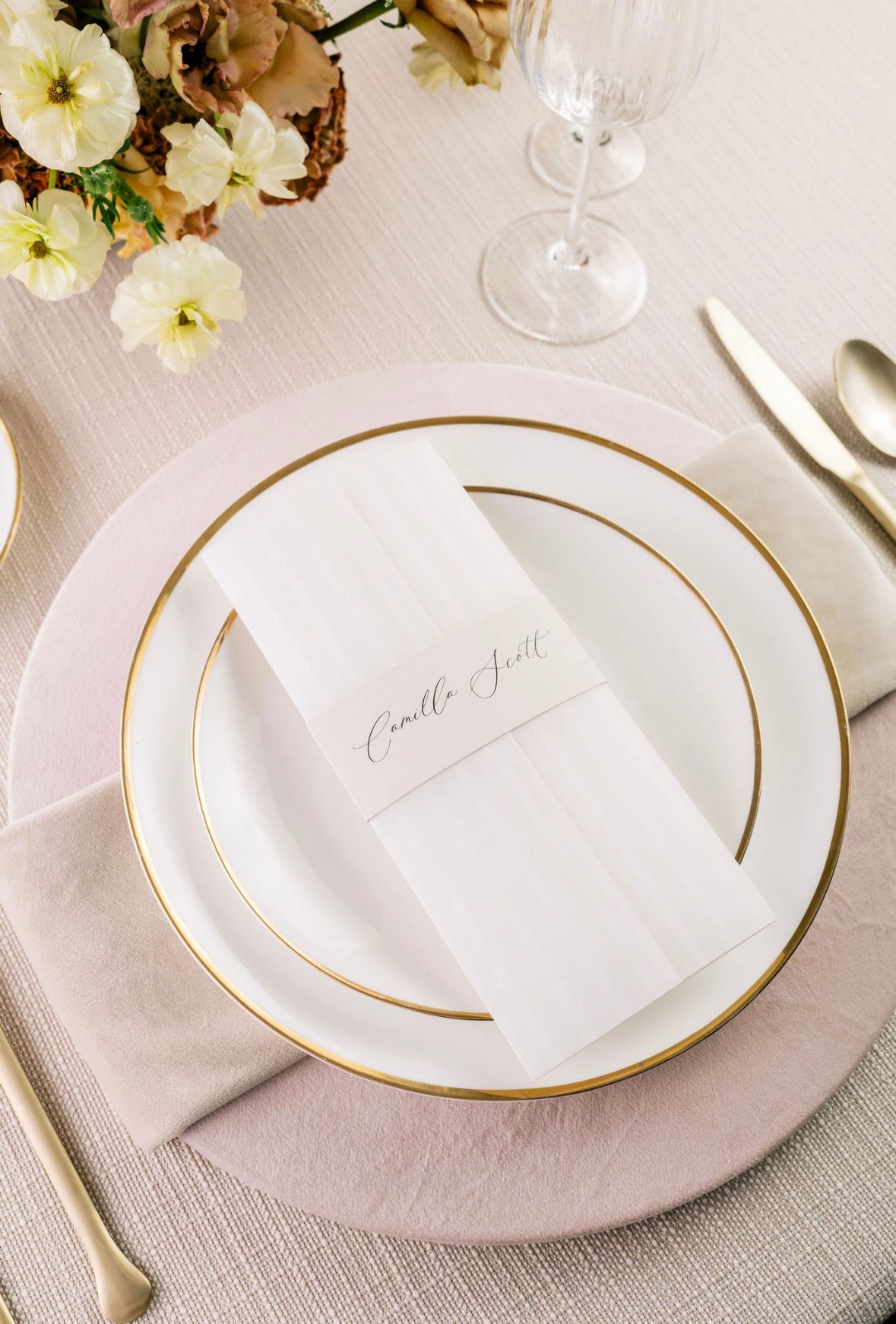 Dinner Plate With Gold Trim – Unclaimed Baggage
